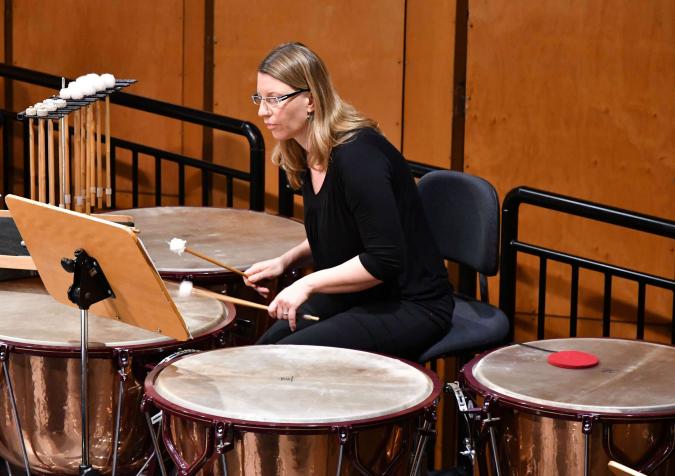 Daniela Schneider-Rychly, Solo-Paukistin der Norddeutschen Philharmonie Rostock am Instrument.