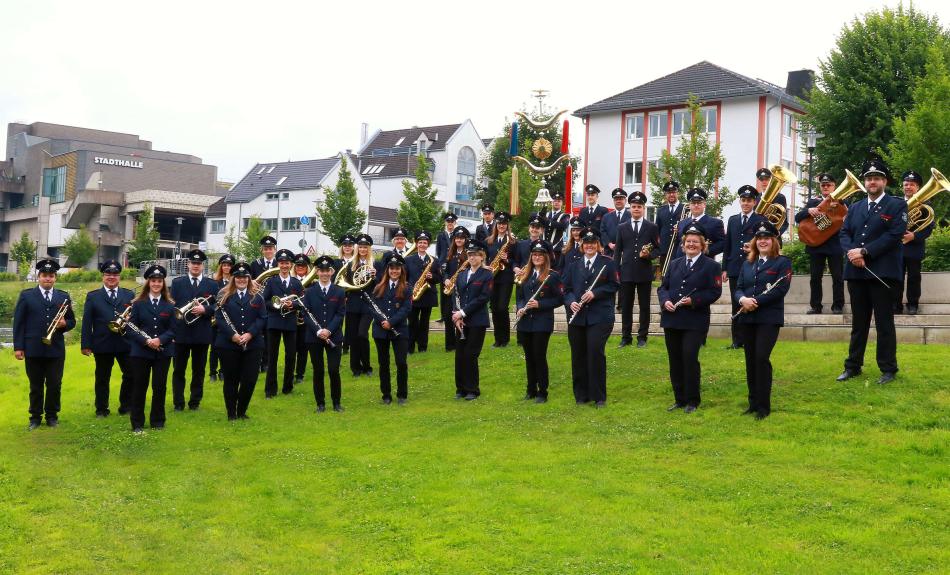 Aufstellung eines Feuerwehrorchesters im Freien