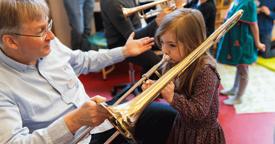 Posaunist der Berliner Philharmoniker bei einem Musikvermittlungsprojekt