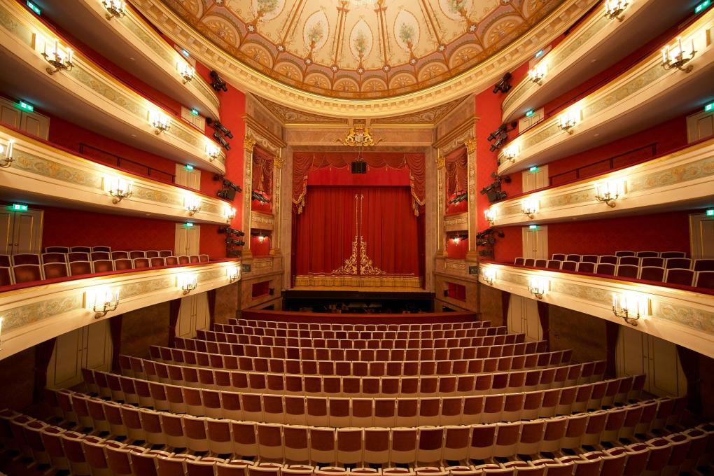 Blick vom Zuschauerraum auf die Bühne im Staatstheater am Gärtnerplatz.