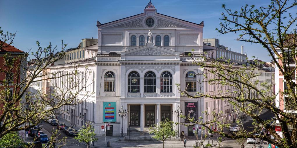 Blick auf die Fassade des Staatstheaters am Gärtnerplatz von 1865.