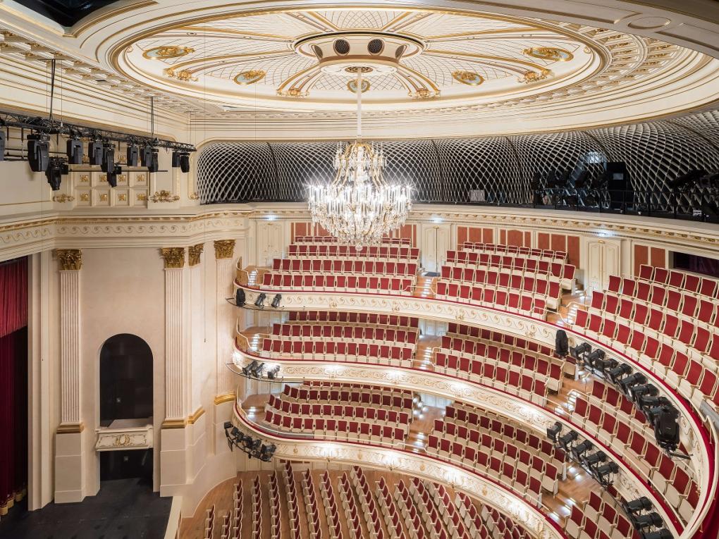 Sicht auf die um fünf Meter angehobene Saaldecke in der Staatsoper unter den Linden.