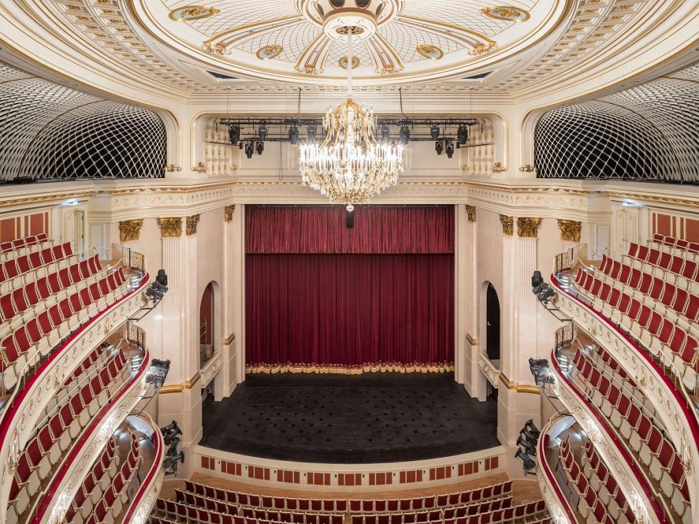 Staatsoper unter den Linden: Sicht von der Nachhallgalerie auf die Bühne.