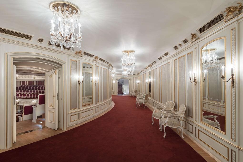 Umgang mit Blick in den Konzertsaal in der Staatsoper unter den Linden.