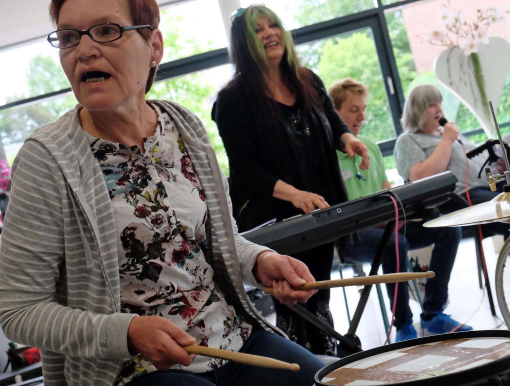 Bei dem Projekt "Generation Rock" von der LAG Rock in niedersachsen e.V. musizieren Dozentinnen und Dozenten sowie Musikstudierende gemeinsam mit Menschen in Seniorenheimen.