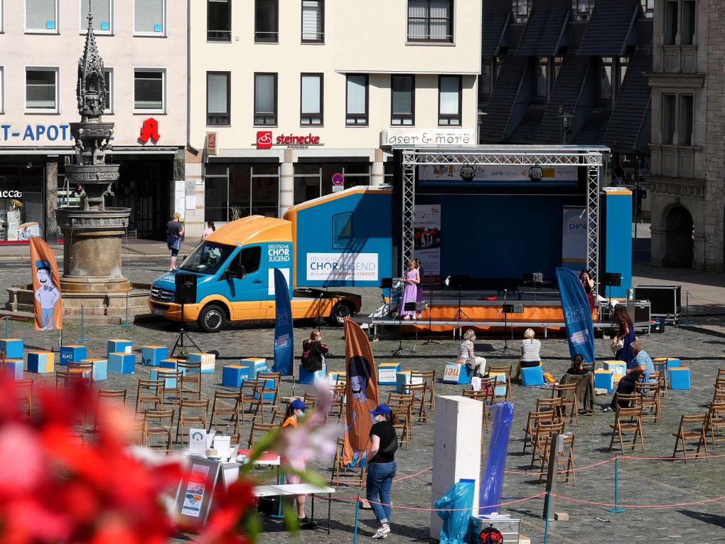 Der Singbus steht auf einem Marktplatz