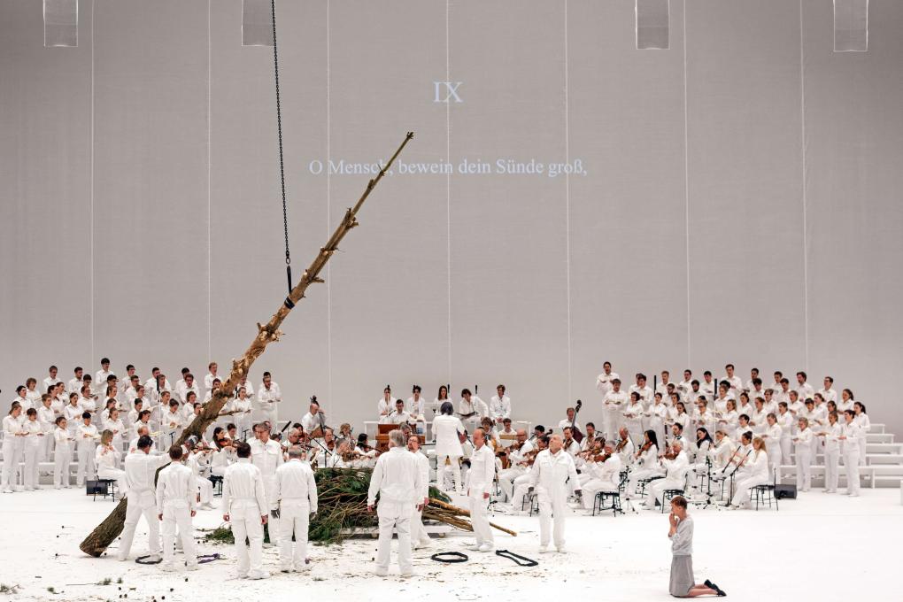 Bei der Inszenierung von Bachs Matthäus-Passion unter dem titel "La Passion", 2016 inszeniert von Romeo Castellucci an der Staatsoper Hamburg, sind alle Beteiligten auf der Bühne ganz in weiß gekleidet. Ein kahler Baumstamm ragt über die Bühne, im Hintergund ist die Zeile "Oh Mensch, bewein dein Sünde groß" zu lesen.