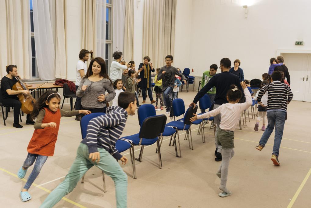 Projekt MitMachMusik: Geflüchtete und Schüler*innen aus der Nachbarschaft machen gemeinsam Musik.