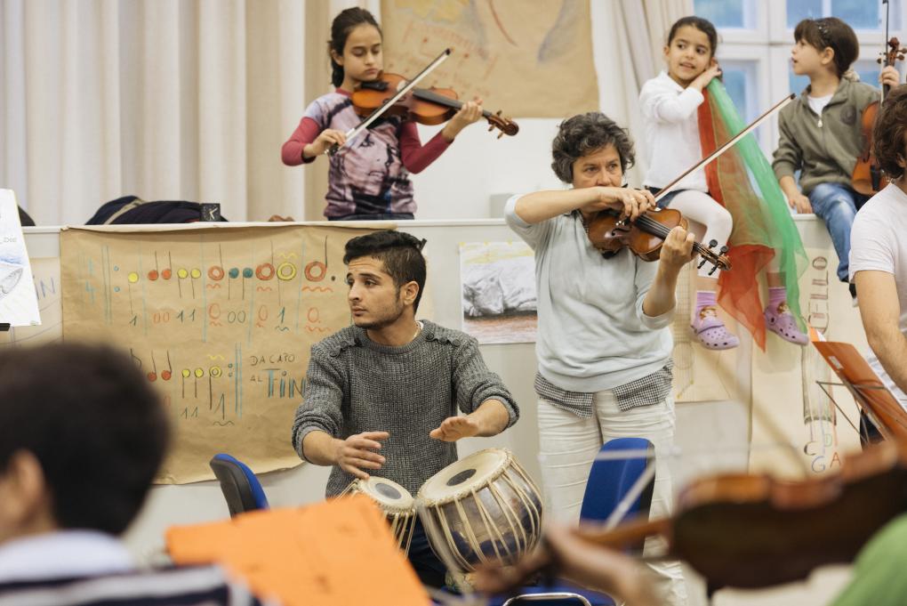 Projekt MitMachMusik: Geflüchtete und Schüler*innen aus der Nachbarschaft machen gemeinsam Musik.