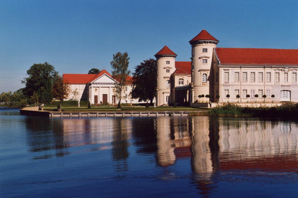 Außenansicht: Musikakademie Rheinsberg, Bundes- und Landesakademie Musikkultur Rheinsberg, Schloss und Theater