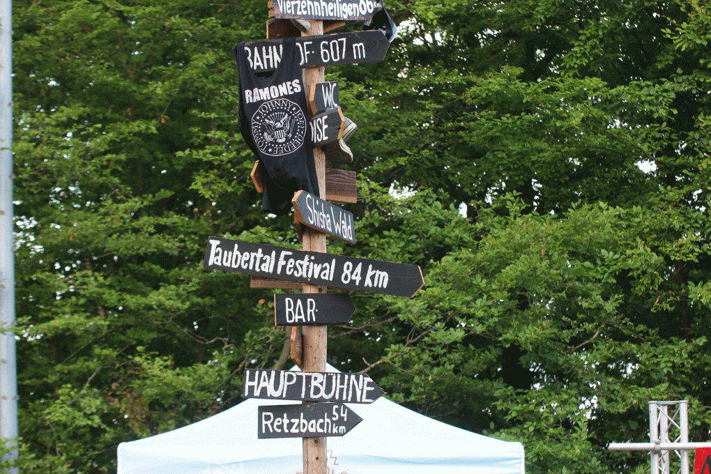 Wegweiser auf dem Festivalgelände