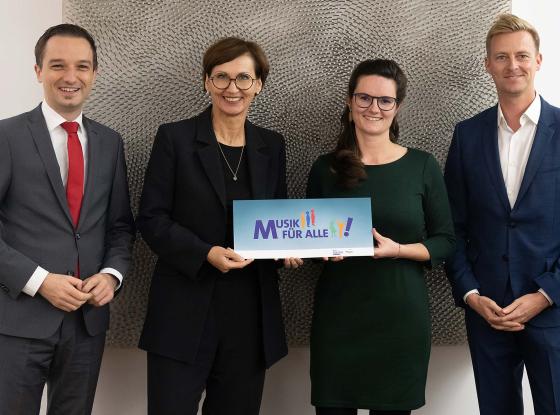 BMCO-Präsident Benjamin Strasser MdB, Bundesbildungsministerin Bettina Stark-Watzinger, Theresa Demandt und Dr. Stefan Donath (v.l.n.r.) beim gemeinsamen Termin im Ministerium für Bildung und Forschung in Berlin.