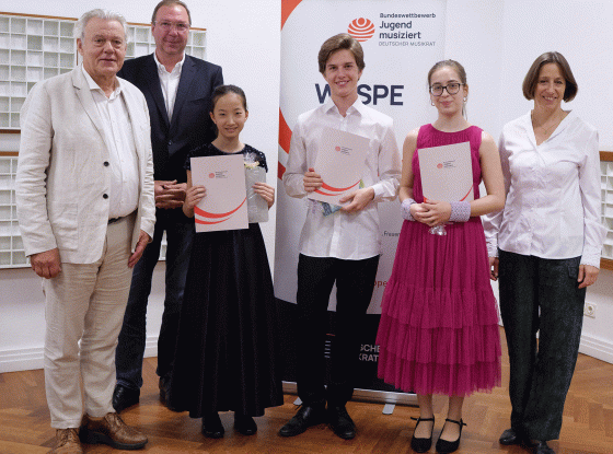 Prof. Ulrich Rademacher, Dr. Michael Breugst und Friedrun Vollmer mit den drei Preisträger*innen Linda Yuan, Julius Egensperger und Anna Ulmschneider