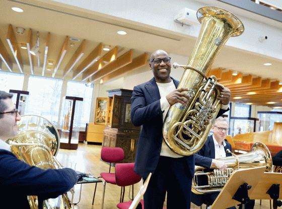 Kultursenator Joe Chialo zusammen mit dem Musikpädagogen Wolfram Krumme, der Tuba-Studentin Viktoria Krumme, Vinkentios Gionanidis, Tubist der Deutschen Oper Berlin, und Georg Schrader vom Stabsmusikkorps der Bundeswehr