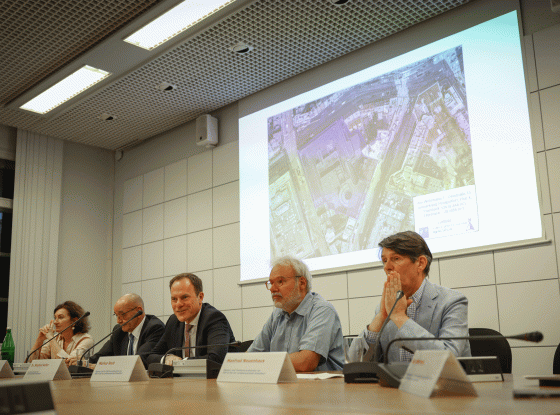 Pressekonferenz zum Opernhaus der Zukunft am Wehrhahn (v.r.): Manfred Neuenhaus (FDP), Markus Raub (SPD), OB Dr. Stephan Keller, Rolf Tups (CDU) sowie Miriam Koch, Beigeordnete für Kultur und Integration