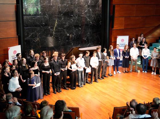 Gruppe Jugendlicher in Konzertsaal