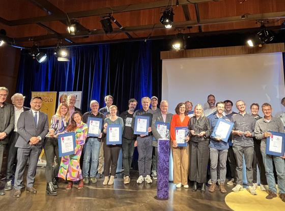 Die Preisträger des Medienpreises LEOPOLD 2024/2025 mit (v. l.n. r.) Richard Lorber (WDR), Reinhart von Gutzeit (Vorsitzender der LEOPOLD-Jury), Friedrich-Koh Dolge (Bundesvorsitzender des VdM) und Thomas Thomer (Bundesministerium für Familie, Senioren, Frauen und Jugend)